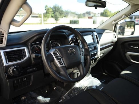 Used 2017 Nissan Titan SV image 12