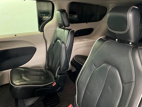 Used 2022 Chrysler Pacifica Limited image 19