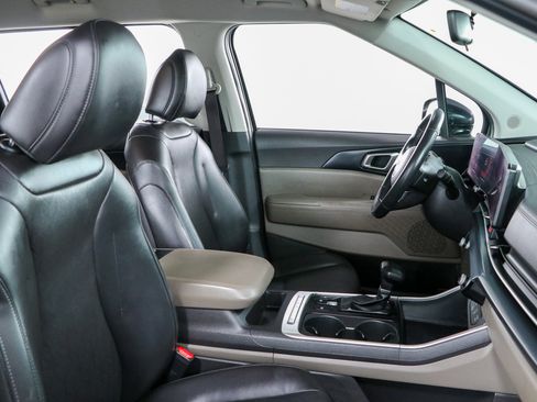 Used 2025 Kia Carnival FWD image 27
