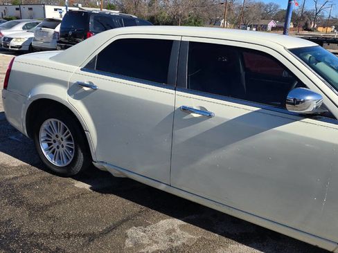 Used 2010 Chrysler 300 Touring image 6