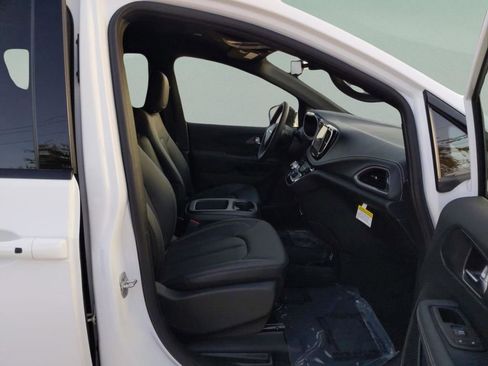 New 2026 Chrysler Pacifica Select image 28