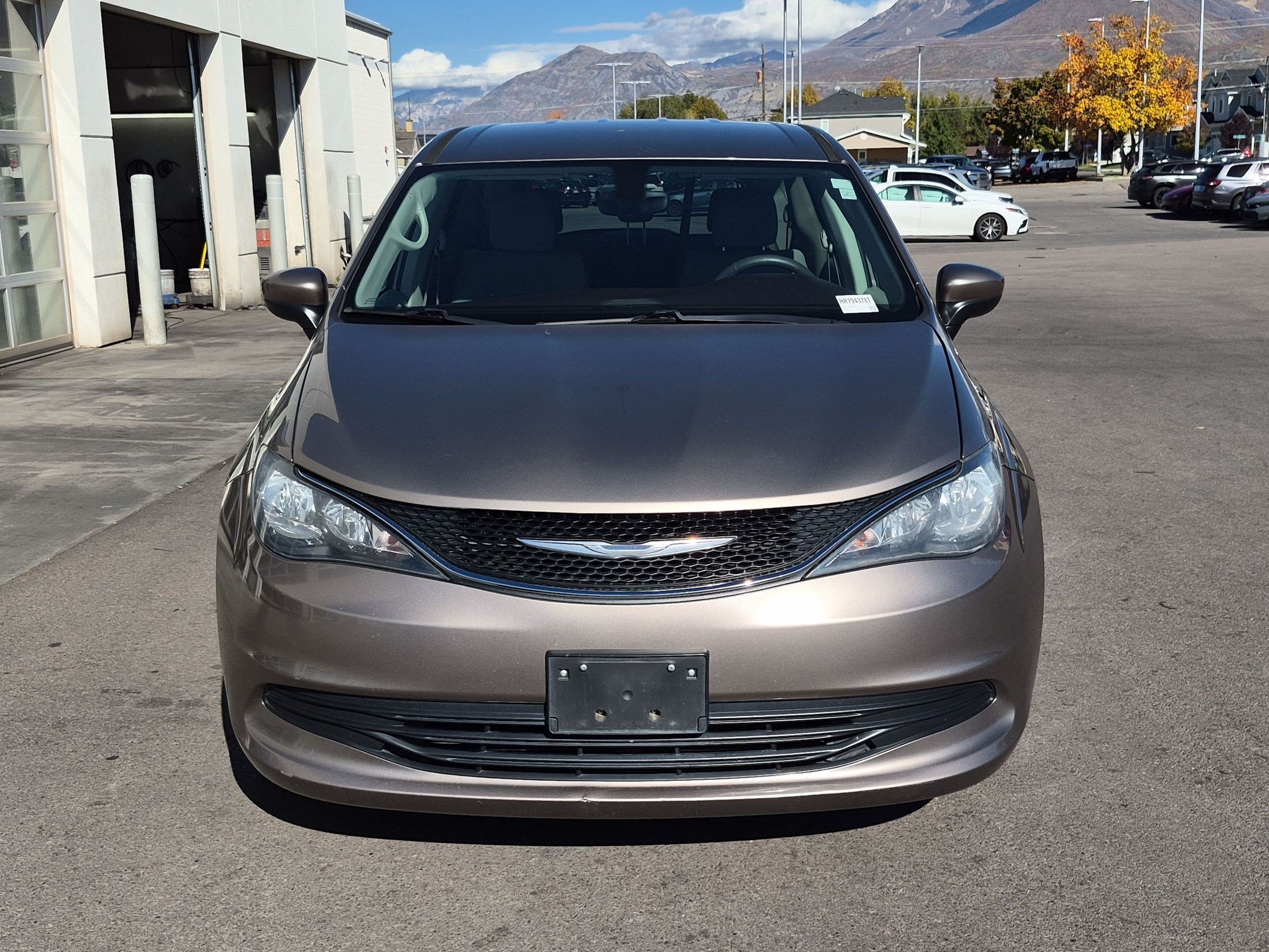 Used 2017 Chrysler Pacifica Touring FWD image 11