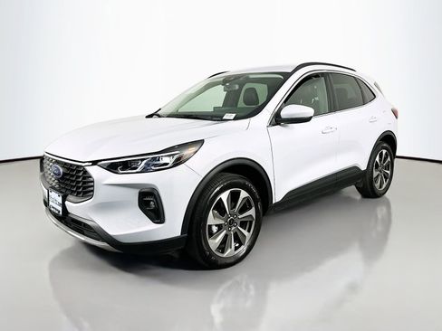 Used 2025 Ford Escape Platinum image 4