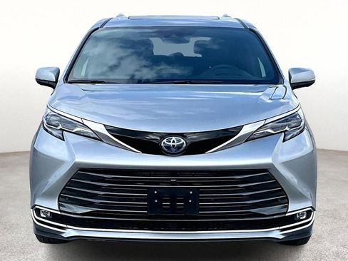 Used 2025 Toyota Sienna Platinum image 5