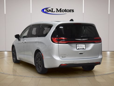 Certified 2024 Chrysler Pacifica Touring-L FWD image 6