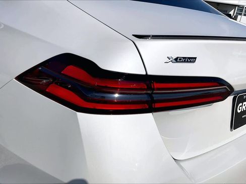 Used 2026 BMW 550e xDrive w/ Premium Package image 22