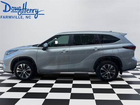 Used 2024 Toyota Highlander XLE image 2