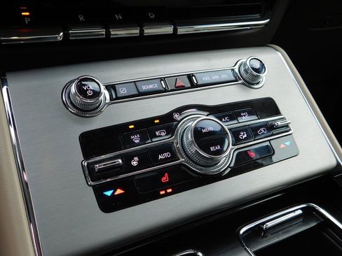 Used 2022 Lincoln Aviator AWD w/ Premium Package image 21