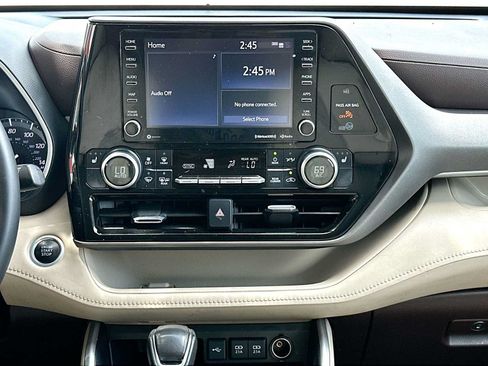 Used 2021 Toyota Highlander XLE FWD image 26