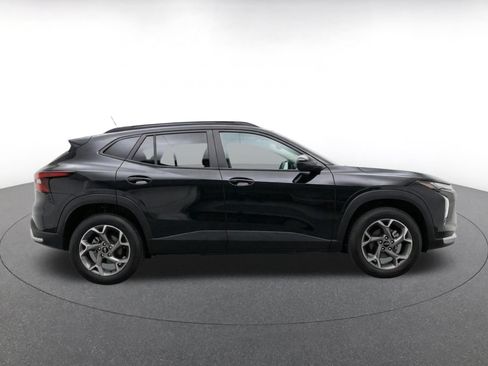 Used 2025 Chevrolet Trax LT w/ LT Convenience Package FWD image 8