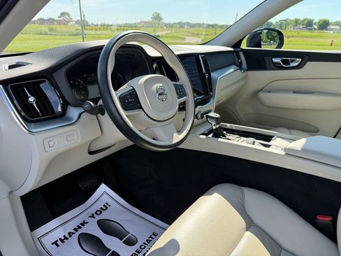 Used 2018 Volvo XC60 T5 Momentum w/ Vision Package AWD/4WD image 16