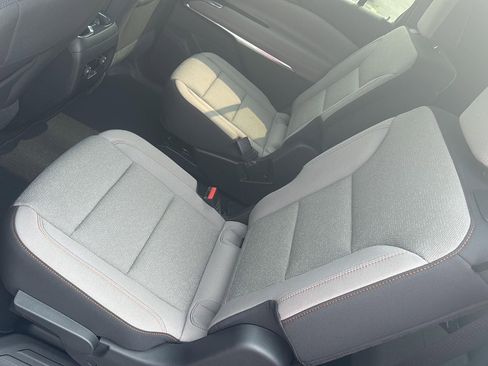 Used 2025 Chevrolet Traverse LT image 4