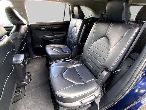 Used 2024 Toyota Highlander XLE FWD image 20