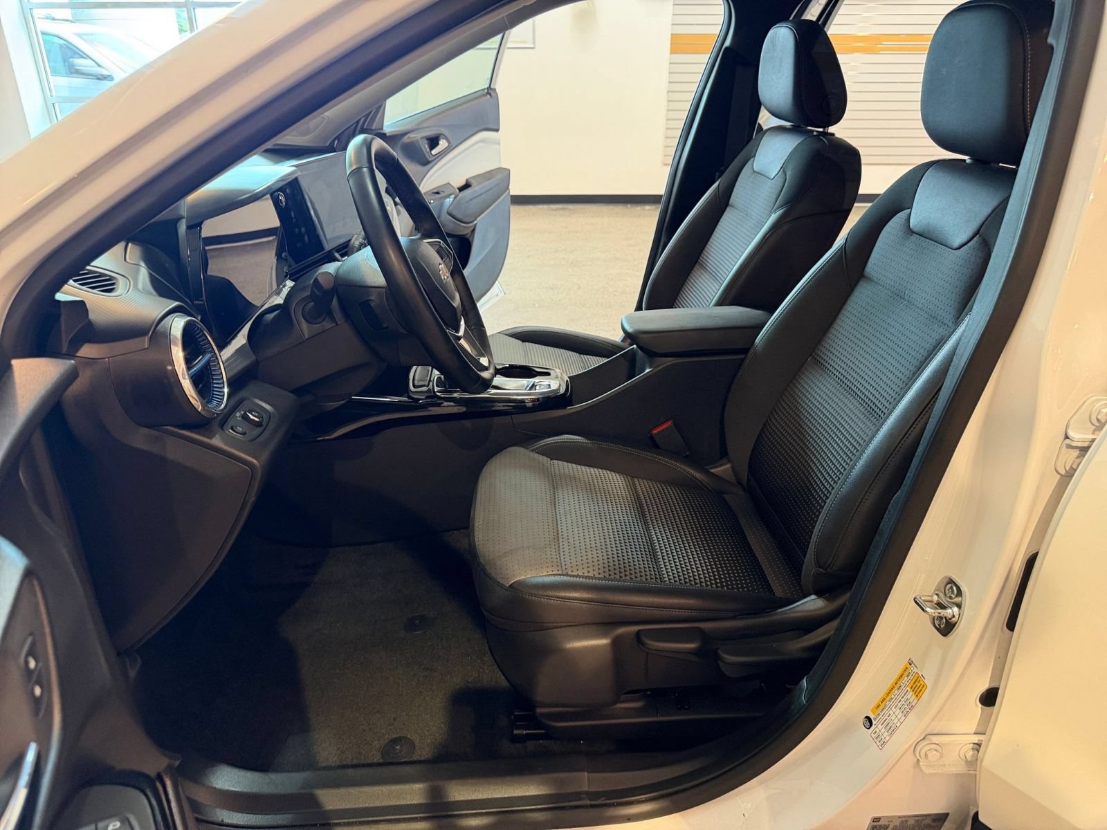 Used 2025 Chevrolet Trax LT w/ LT Convenience Package FWD image 25