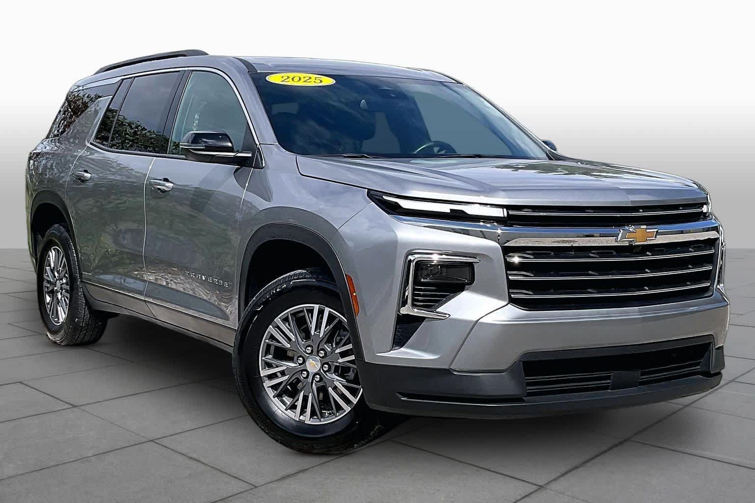 Used 2025 Chevrolet Traverse LT FWD image 3