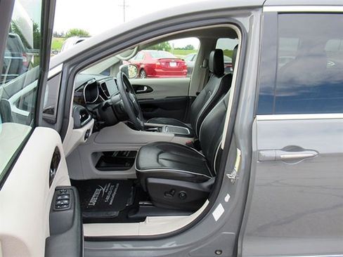 Used 2022 Chrysler Pacifica Limited image 14