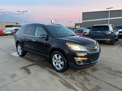 Used 2017 Chevrolet Traverse LT w/ Style and Technology Package image 4