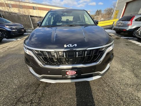 Used 2024 Kia Carnival EX image 9