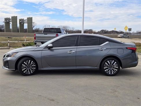Used 2023 Nissan Altima 2.5 SV image 3