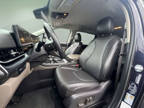 Used 2025 Kia Carnival FWD image 11