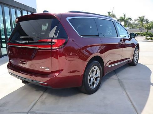 Used 2023 Chrysler Pacifica Limited w/ Trailer Tow Group AWD/4WD image 3