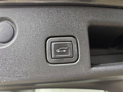 Certified 2020 Chevrolet Equinox LT w/ Driver Convenience Package image 17