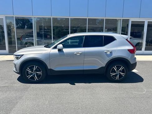 Used 2025 Volvo XC40 B5 Core AWD/4WD image 2