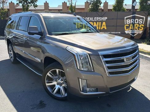 Used 2015 Cadillac Escalade ESV Luxury RWD image 2