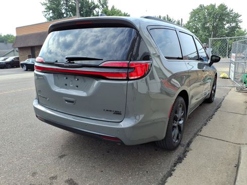 Used 2025 Chrysler Pacifica Limited AWD/4WD image 6