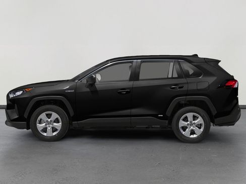 Used 2021 Toyota RAV4 LE AWD/4WD image 3