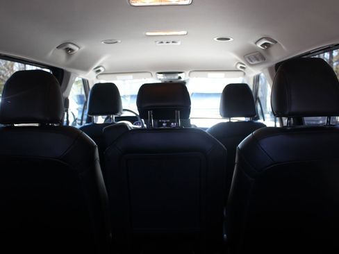 Certified 2024 Kia Carnival LX image 11