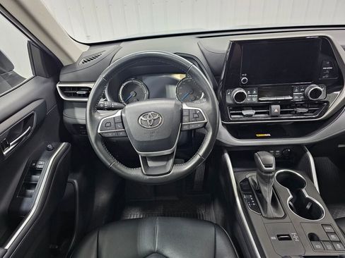 Used 2023 Toyota Highlander XLE image 5