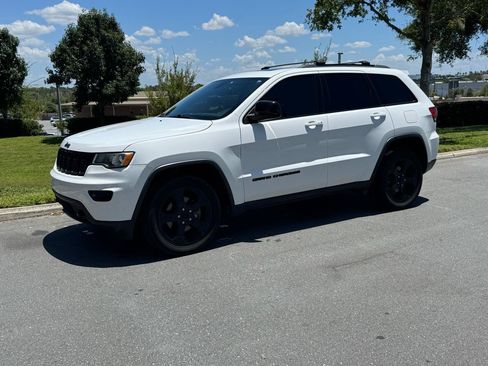 Used 2018 Jeep Grand Cherokee Laredo AWD/4WD image 5