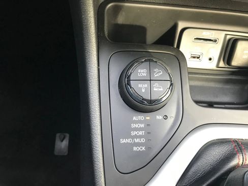 Used 2016 Jeep Cherokee Trailhawk w/ Comfort/Convenience Group image 27