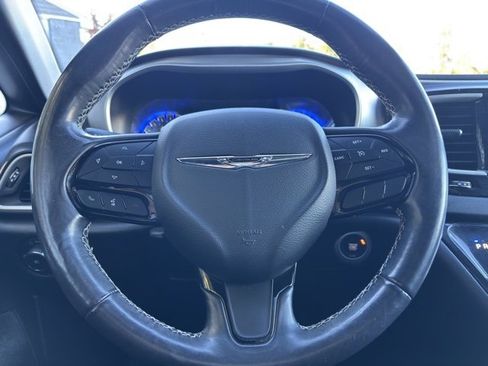 Used 2020 Chrysler Pacifica Touring-L image 9