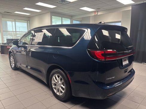 Used 2025 Chrysler Pacifica Select image 7