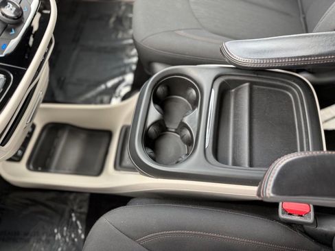 Used 2019 Chrysler Pacifica Touring Plus w/ Advanced Safetytec Group FWD image 21