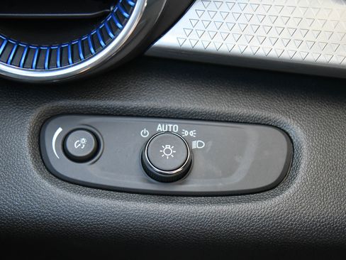 Used 2025 Chevrolet Trax LT w/ LT Convenience Package image 31