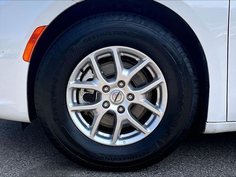 Used 2023 Chrysler Pacifica Touring-L FWD image 7