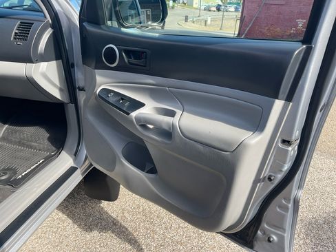 Used 2014 Toyota Tacoma 4x4 Access Cab image 28