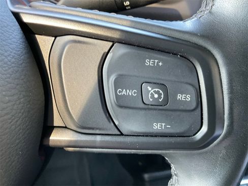 Certified 2022 Jeep Gladiator Willys image 30