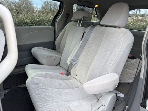Used 2013 Toyota Sienna LE image 9