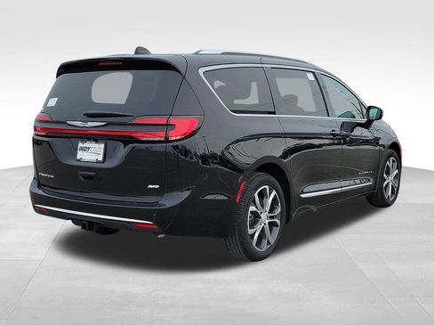 New 2026 Chrysler Pacifica Pinnacle w/ Trailer Tow Group AWD/4WD image 4