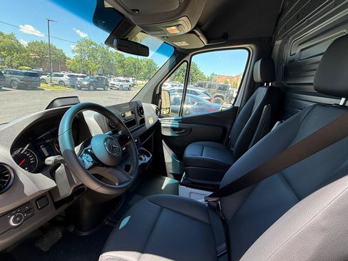 Used 2025 Mercedes-Benz Sprinter 2500 image 8
