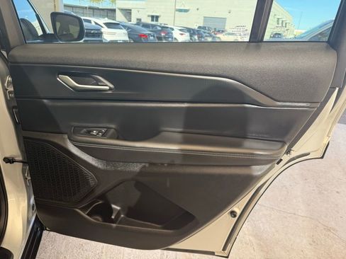 Used 2023 Jeep Grand Cherokee L Laredo image 13