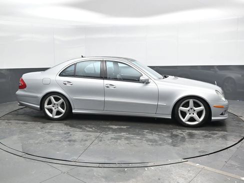 Used 2009 Mercedes-Benz E 350 4MATIC Sedan image 3