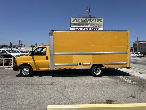 Used 2021 GMC Savana 3500 Extended w/ Power Convenience Package RWD image 2
