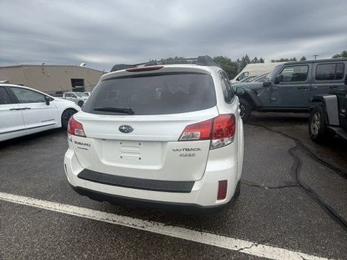 Used 2014 Subaru Outback 2.5i Premium w/ Moonroof Package AWD/4WD image 4