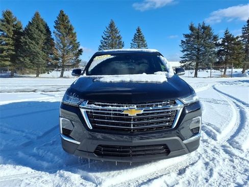 Used 2023 Chevrolet Traverse LT image 2