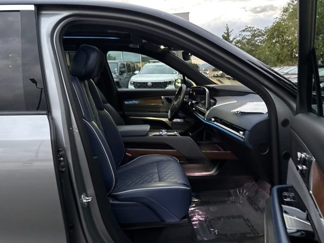 Certified 2026 Cadillac Vistiq Premium Luxury AWD/4WD image 40